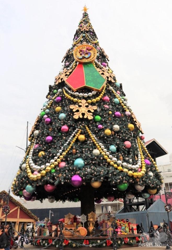 今年はS.S.コロンビア号前に35周年のロゴ入りの巨大クリスマスツリーが登場